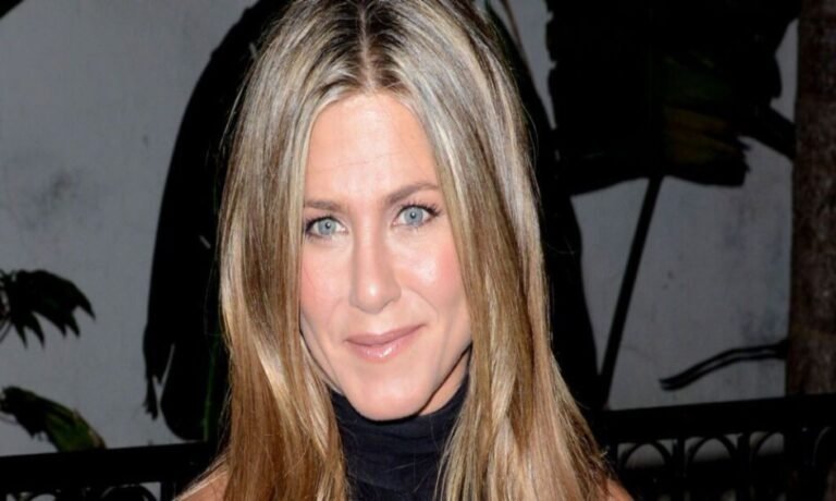 Jennifer Aniston’s Facialist Reveals the Correct Order to Apply Your Skincare Products
